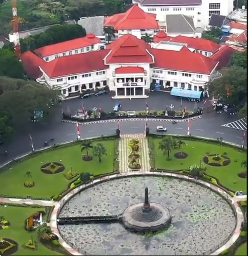 Gedung Pemkot Malang dan Alon-Alon Kota Malang dari udara.