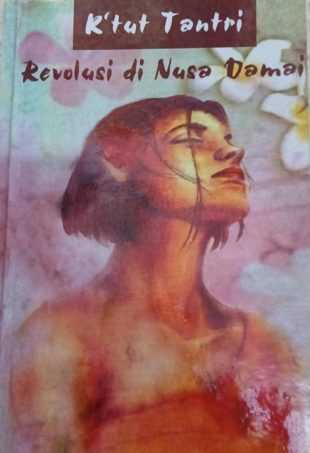 Cover Buku Autobiografi K'Tut Tantri yang berjudul Revolt in Paradise atau Revolusi Di Nusa Damai.