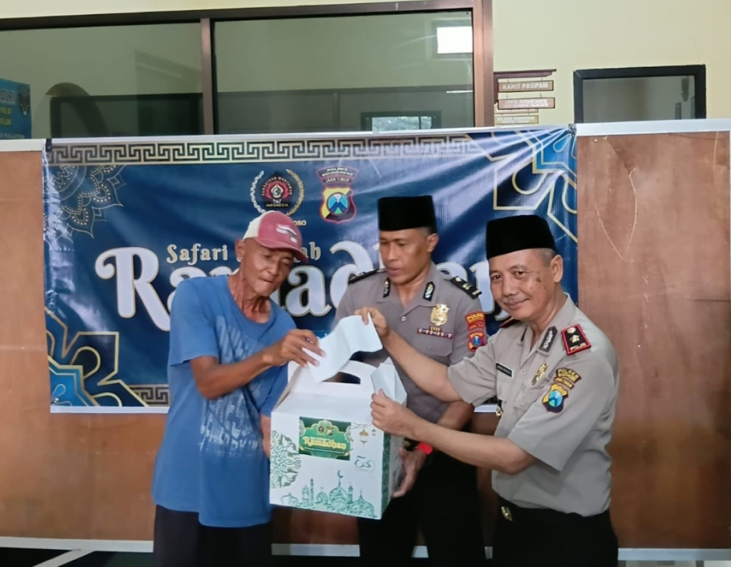 Penyerahan santunan kepada warga terdampak ambrolnya Jembatan Sentong dalam kegiatan Safari Sedekah Ramadhan yang digelar PWI Bondowoso bersama Polres Bondowoso di Mapolsek Kota Bondowoso, Senin (9/3)