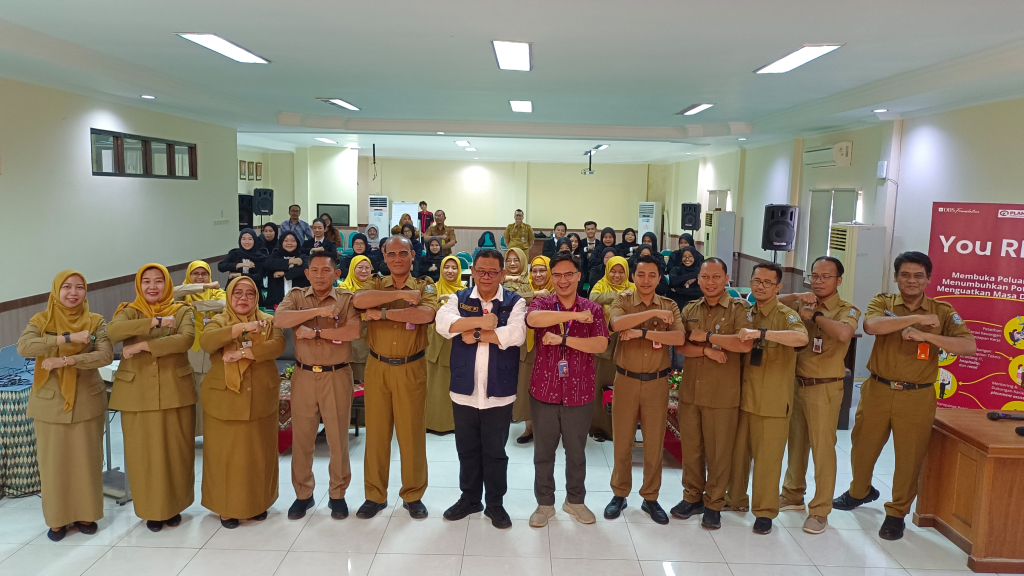 Kadisnakertrans Jatim Sigit Priyanto didampingi perwakilan Plan Indonesia berfoto bersama seluruh peserta pelatihan, di UPT BLK Surabaya, Selasa (10/3/2026)