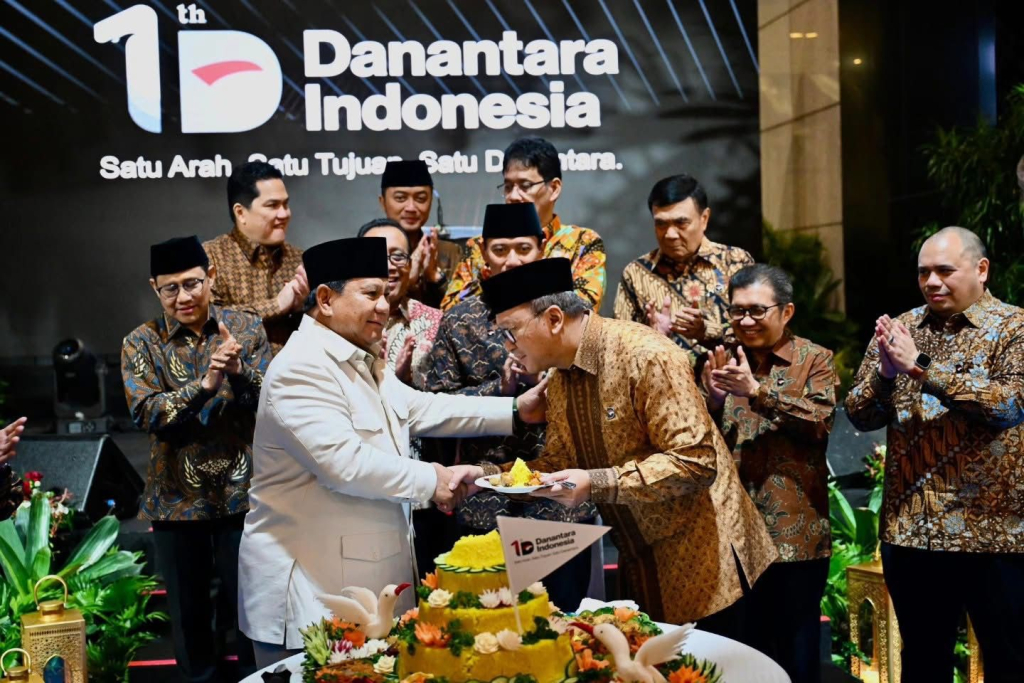 Presiden Prabowo Subianto menyerahkan Tumpeng Kepada Manajemen Danantara Indonesia bertepatan Ultah Pertamanya.
