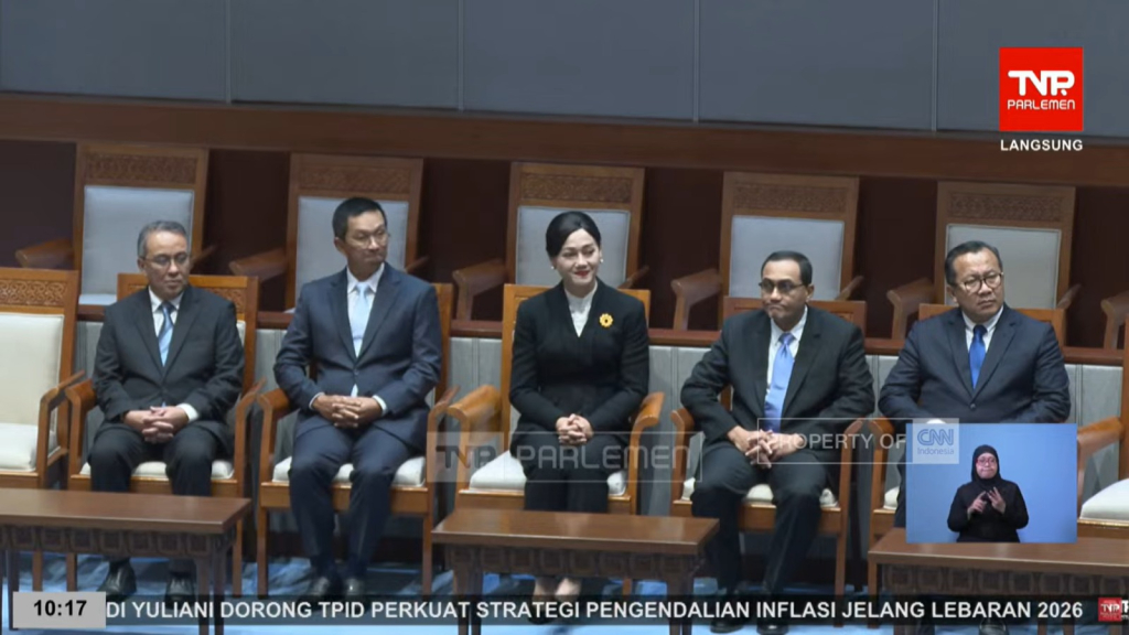 Friderica Widyasari Dewi, Ketua Dewan Komisioner Otoritas Jasa Keuangan (OJK) bersama komisioner lainnya saat di Komisi XI DPR RI. (Foto Sumber TV Parlemen)