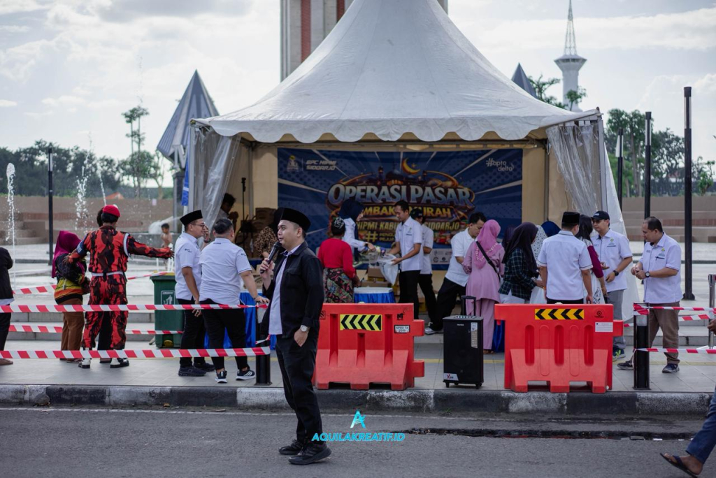 BPC HIPMI Sidoarjo menggelar kegiatan Operasi Pasar Sembako Murah di depan Tugu Jayandaru Alun-Alun Sidoarjo, Rabu sore (11/3).