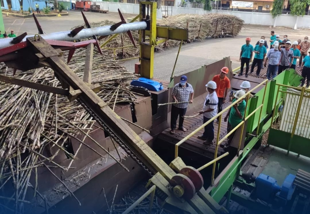 Suasana bongkar muat komoditas tanaman tebu di fasilitas pabrik gula.