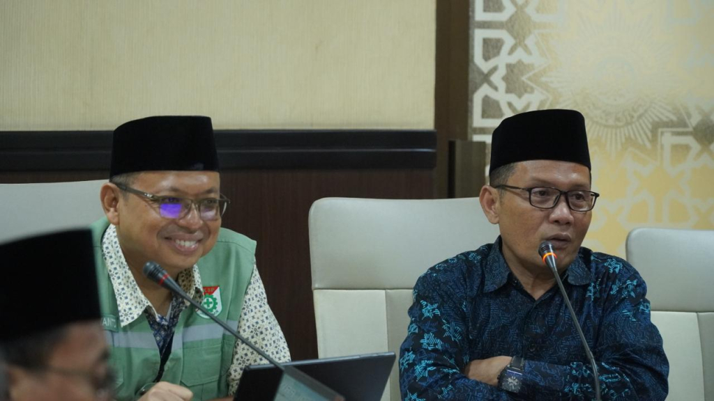 Edi Priyanto (kiri)  bersama koleganya saat berada di Forum Pemberdayaan.