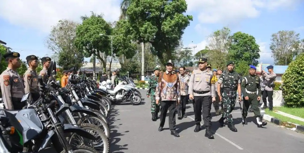 Kapolres Bondowoso AKBP Aryo Dwi Wibowo bersama Bupati Bondowoso Abdul Hamid Wahid meninjau barisan personel saat apel gelar pasukan Operasi Ketupat Semeru 2026 di Bondowoso, Kamis (12/3/2026).