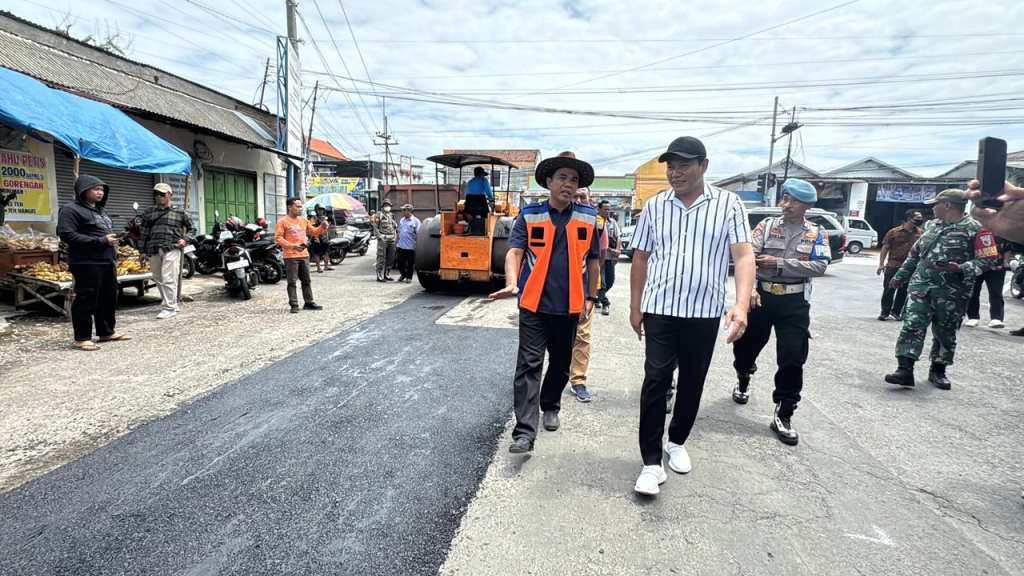 Bupati Sidoarjo Subandi meminta aparatur menuntaskan proses perbaikan jalan sebelum Idul Fitri