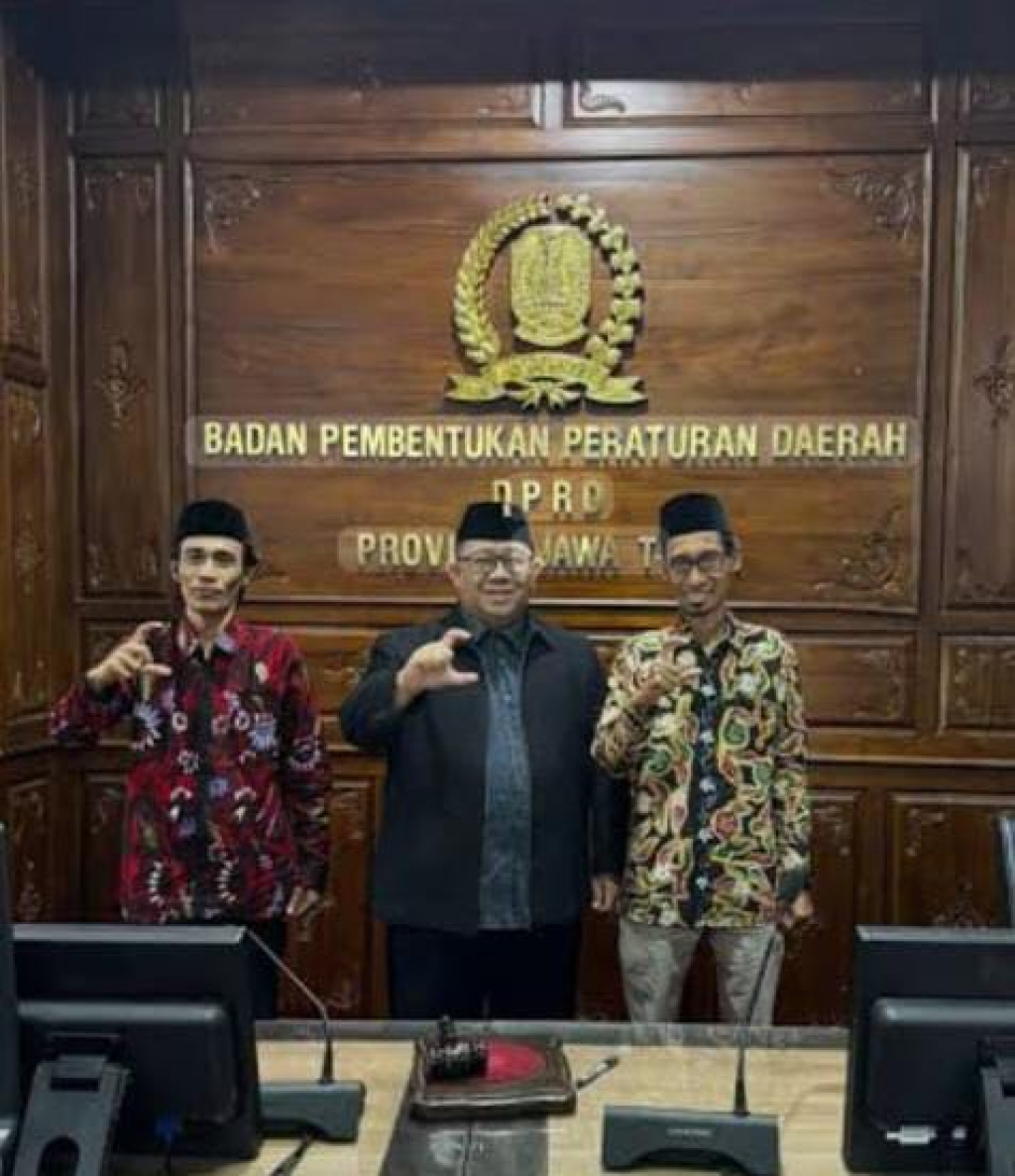 Ketua KI Jawa Timur Aminuddin bersama komisioner lainnya Sholahuddin.