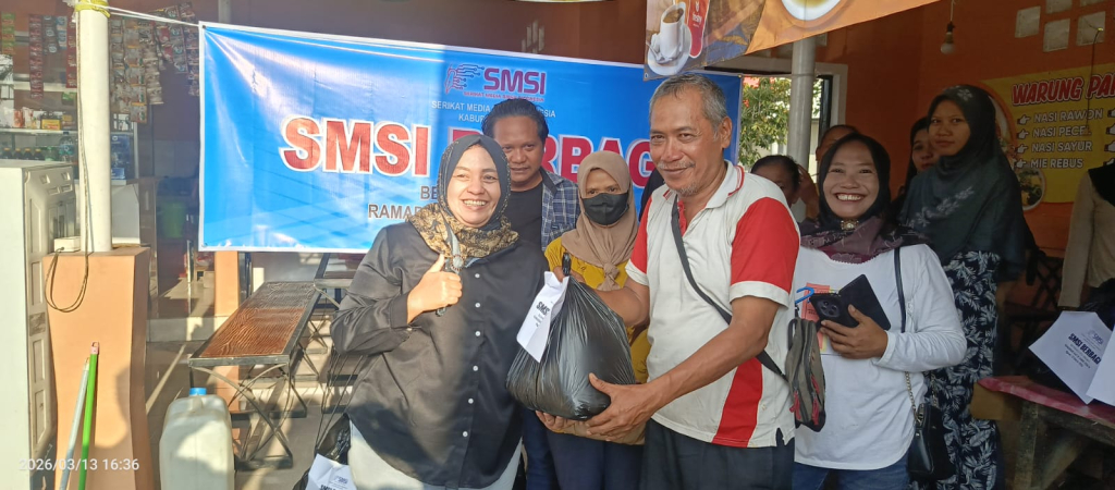 Ketua SMSI Kabupaten Ngawi, Kundari Pri Susanti, menyerahkan bantuan untuk para pihak yang berhak menerima.