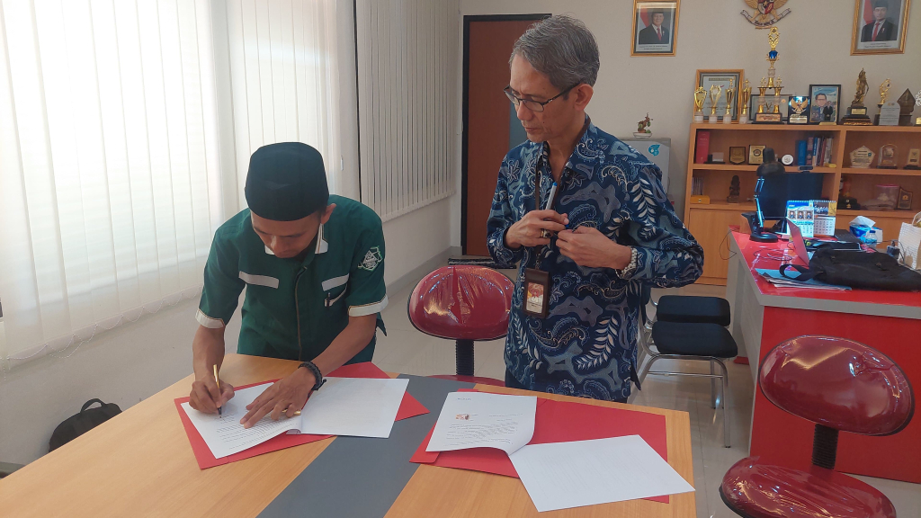 penandatangangan kerjasama LBH Ansor Jatim dan FH UWKS