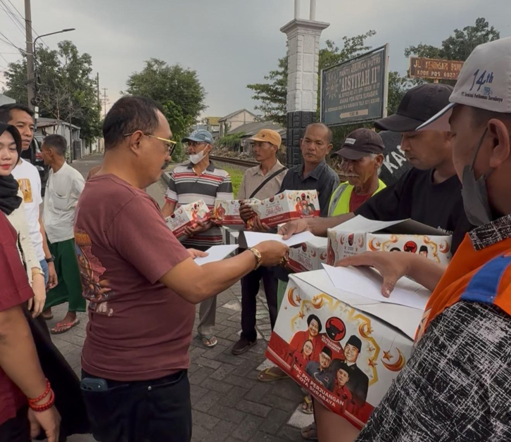 Armuji saat membagikan MBG kepada  relawan penjaga palang pintu dan perlintasan kereta api