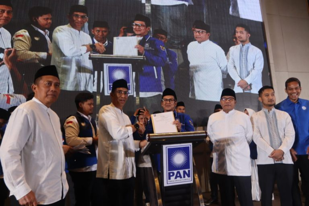 Suasana penyerahan  sejumlah SK DPD PAN di Jawa Timur yang jumlahnya 27 DPD PAN, sisanya 11 DPD PAN lainnya segera dituntaskan.