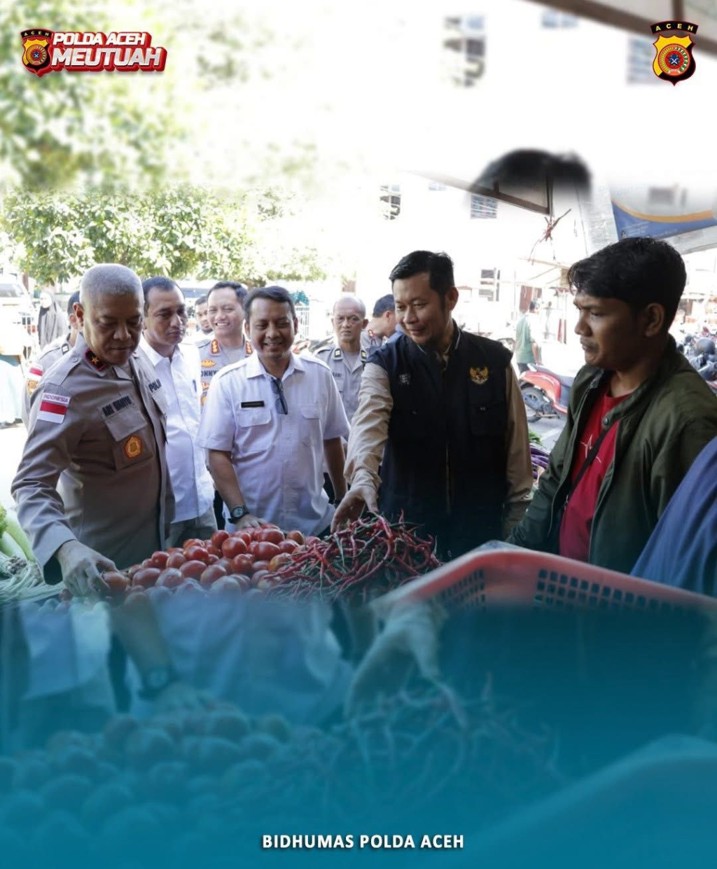 Polda Aceh menggelar kegiatan pasar murah dalam rangka Gerakan Pangan Murah Polri Serentak di halaman Masjid Baitusshalihin Ulee Kareng, Banda Aceh, Jumat, (13/03/2026).