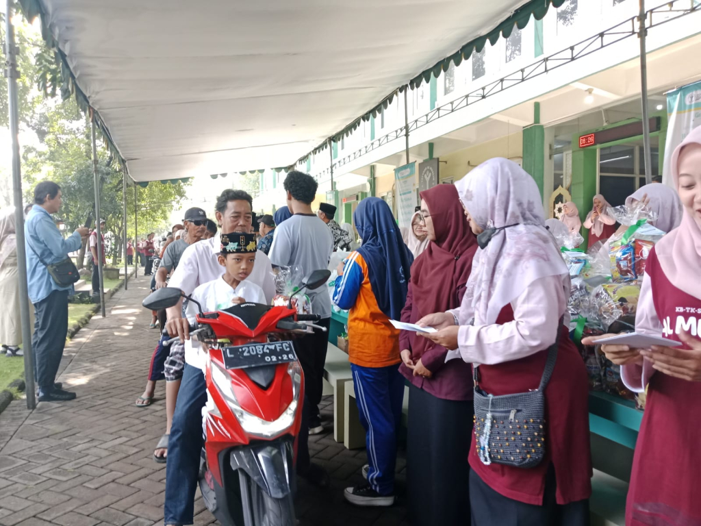 Yayasan Al Muslim Jawa Timur kembali menggelar kegiatan bakti sosial dengan menyalurkan ribuan paket sembako kepada anak yatim dan kaum dhuafa di Kabupaten Sidoarjo, Sabtu (14/3/2026).