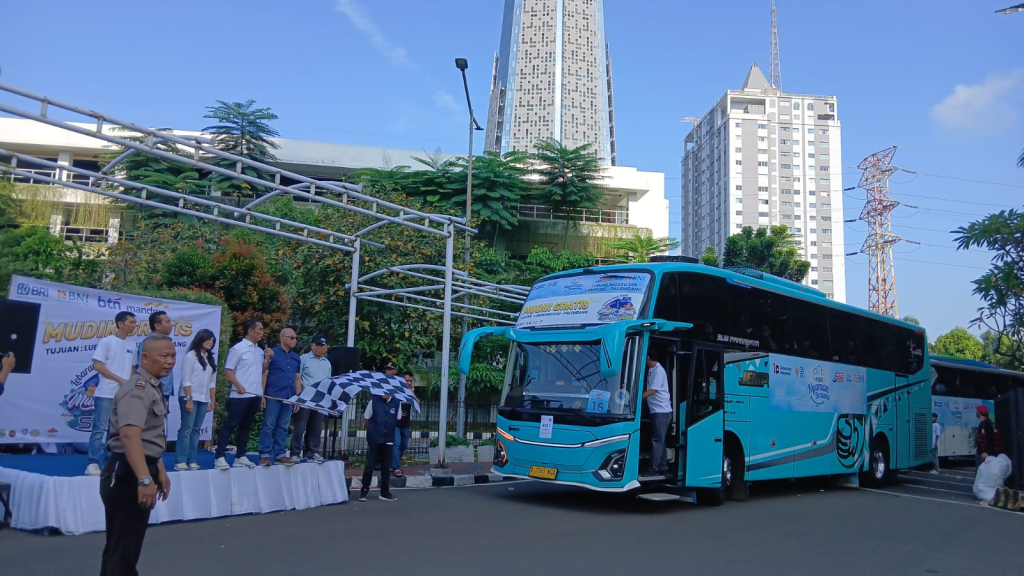 Wakil Ketua Komisi XI DPR RI dari Fraksi Partai NasDem, H.Fauzi Amro M.Si ketika melepas peserta gratis bagi masyarakat Sumatera Selatan yang merantau di Jabodetabek.