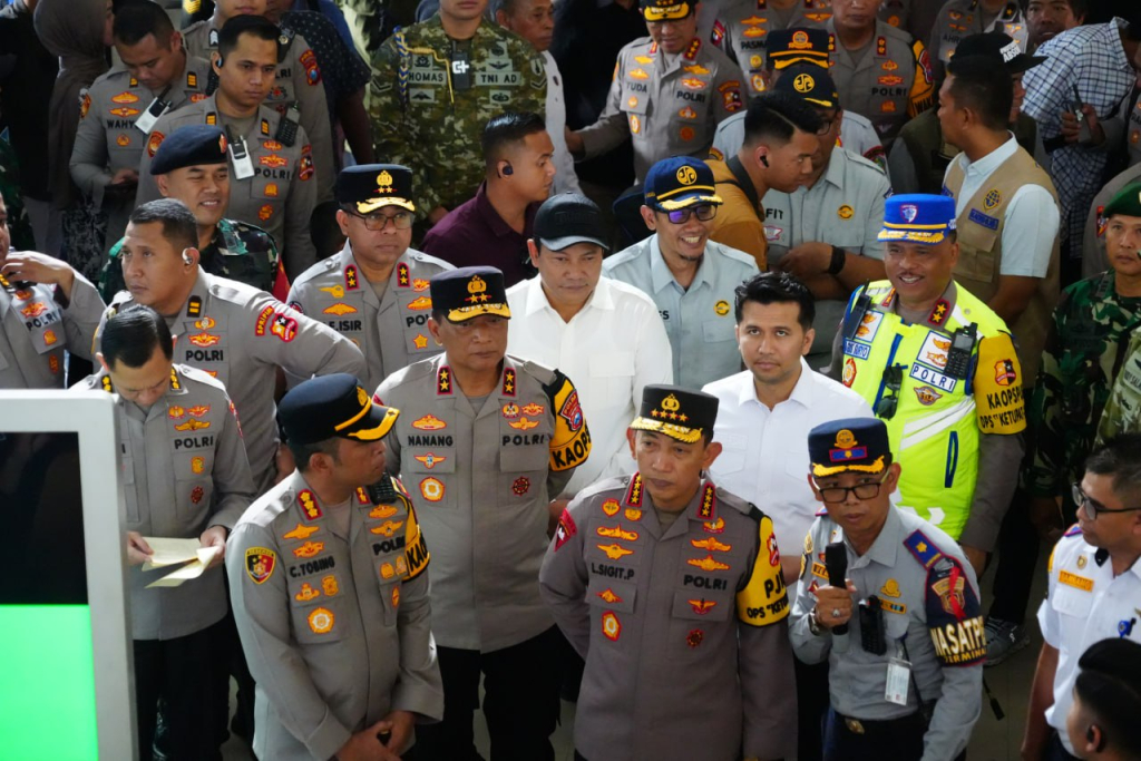 Kapolri Listyo Sigit Prabowo didampingi Wagub Jatim Emil Dardak dan Bupati Sidoarjo Subandi saat meninjau kesiapan mudik di Terminal Purabaya.