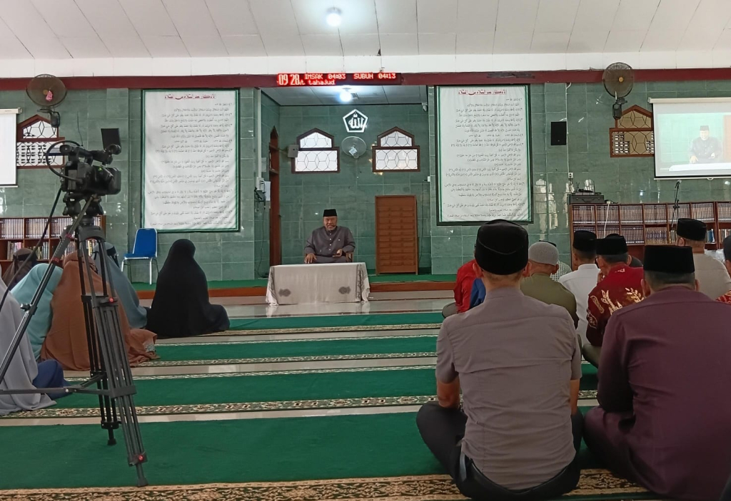 Pimpinan Pondok Pesantren Al-Ishlah Bondowoso, KH Thoha Yusuf Zakariya, menyampaikan arahan kepada aparat dan pengurus pesantren saat rapat rutin di Masjid Kembar Al-Ishlah Bondowoso, Minggu (15/3)
