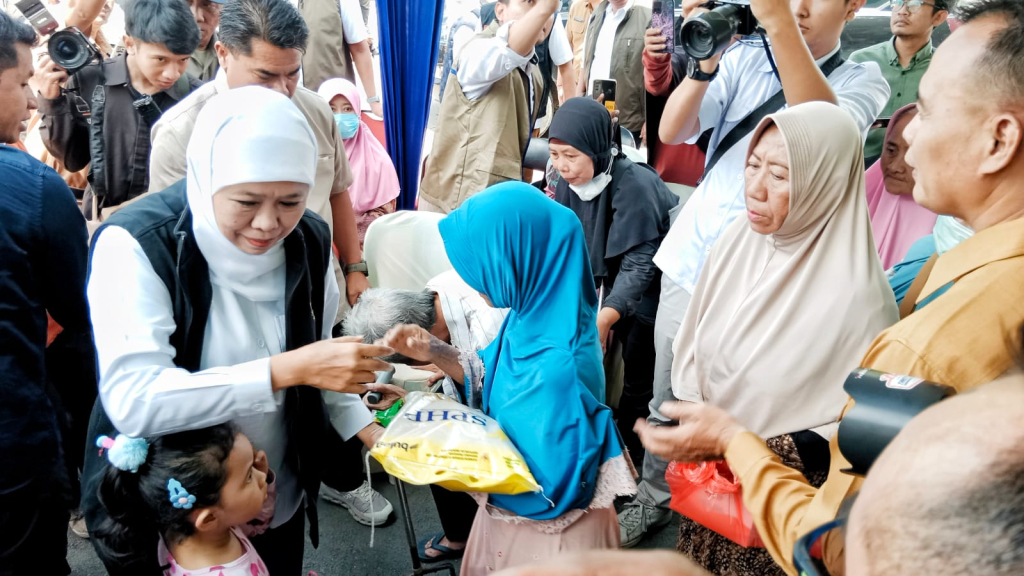 Gubernur Jawa Timur Khofifah Indar Parawansa dalam kegiatan Pasar Murah Pengendalian Inflasi dan Stabilisasi Harga Barang Kebutuhan Pokok yang digelar di Kantor Kelurahan Jemur Wonosari, Surabaya