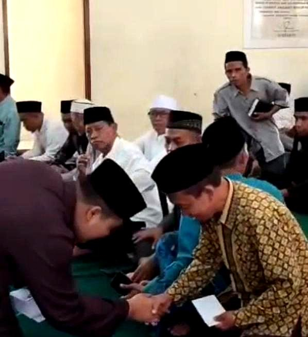 Aparat Pondok Pesantren Al-Ishlah Bondowoso menerima Bantuan Hari Raya (BHR) menjelang Idulfitri 1447 H di Masjid Kembar Al-Ishlah, Minggu (15/3/2026).