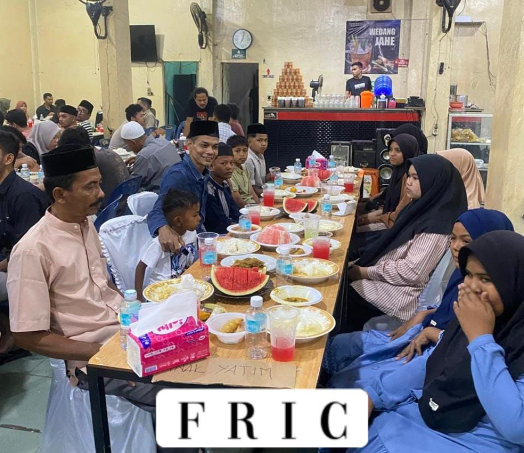 Suasana Buka Puasa bersama (Bukber) dengan Masyarakat Pidie Community dan unsur forkopimda Pidie serta menyantuni anak yatim di salah satu warung kopi, Taufik Kopi, Pidie. Minggu, (15/03/2026).