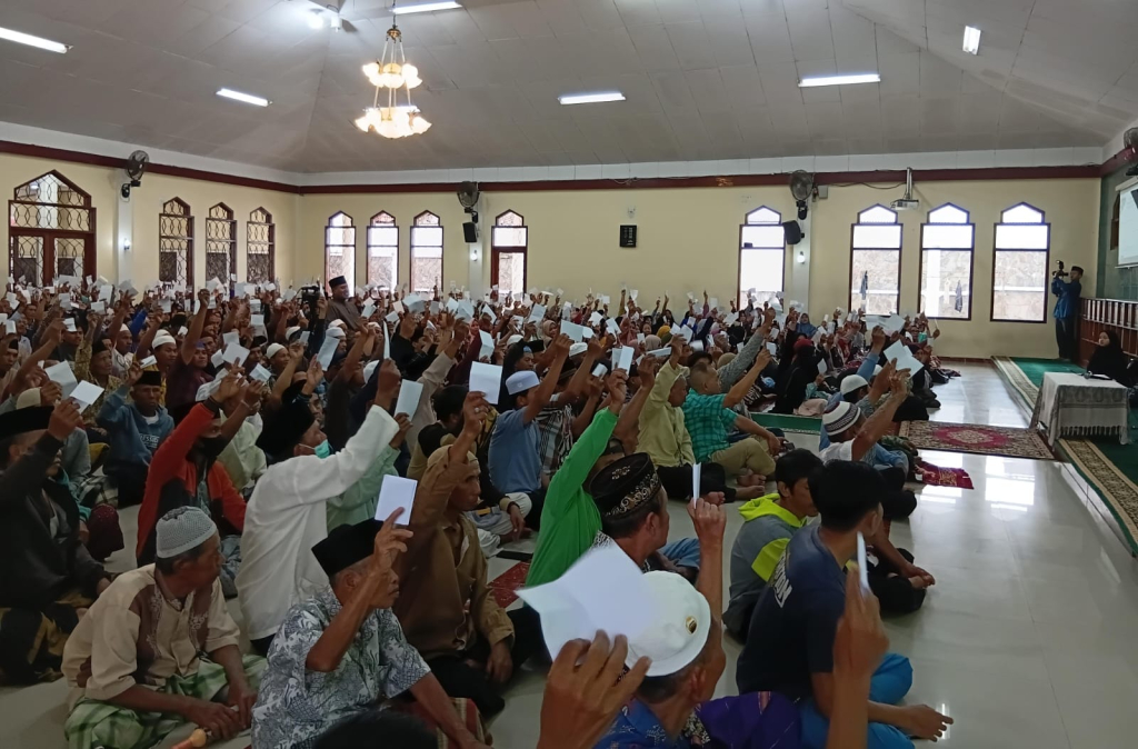 Suasana warga yang akan menerima pembagian zakat dari Pondok Al Islah Bondowoso.