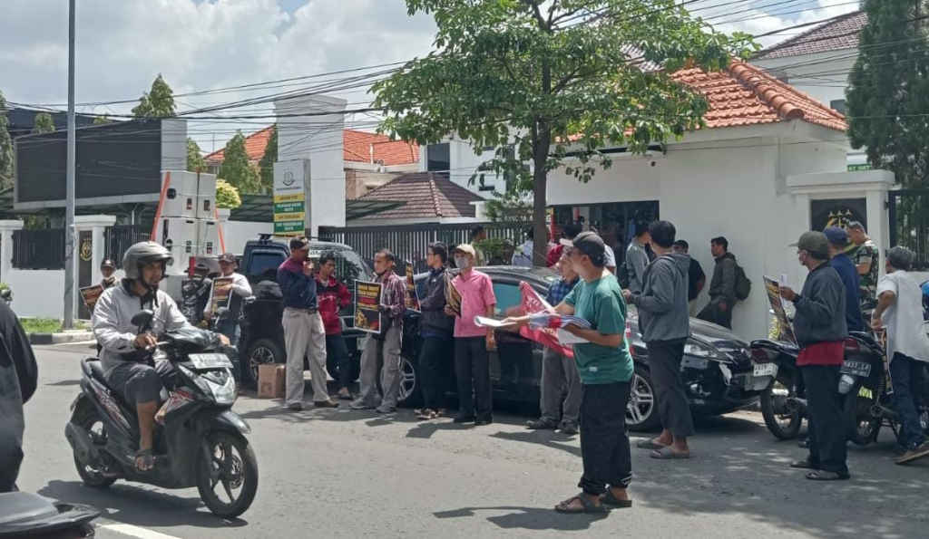 SuasanaForum Advokat Melawan Kriminalisasi (FAMKri) bersama Masyarakat Peduli Indonesia Berkeadilan (MAPIK) menggelar aksi demonstrasi di depan Polresta dan Kejaksaan Negeri Sidoarjo, Senin (16/3)