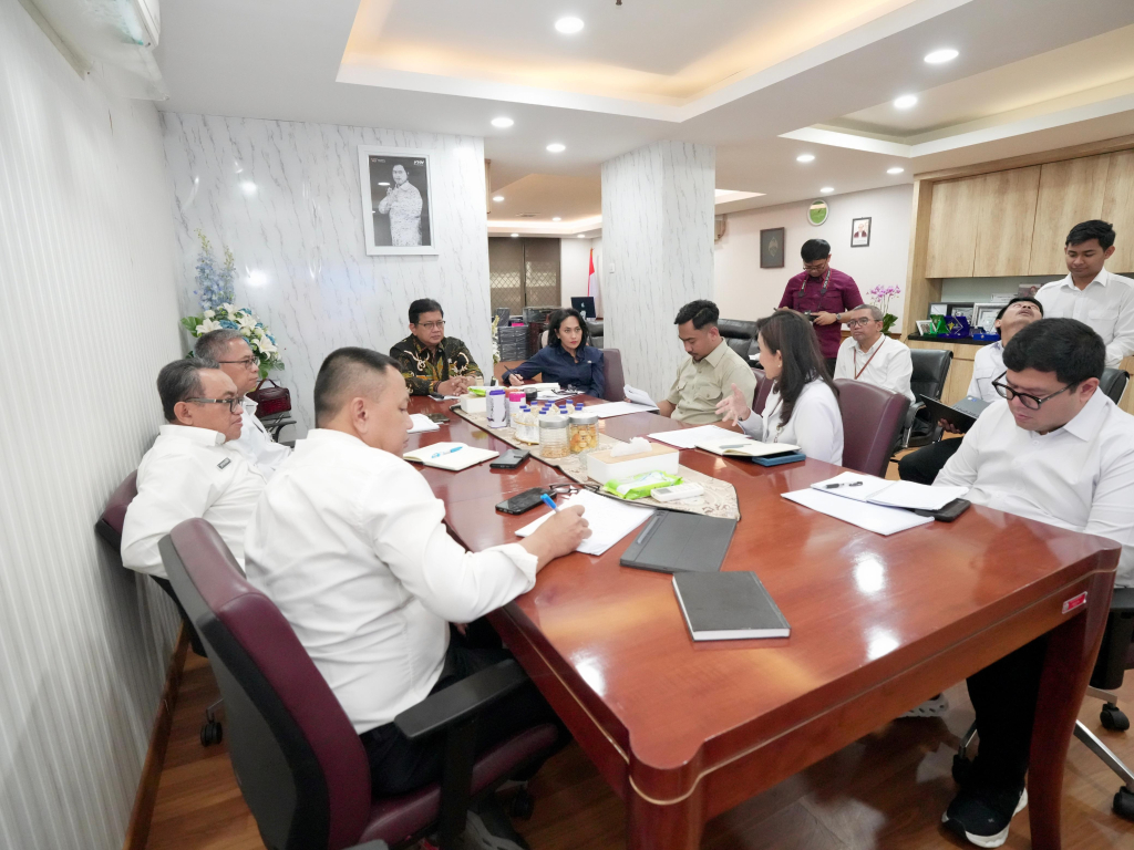 Wakil Menteri Transmigrasi Viva Yoga Mauladi,  menerima Wakil Menteri P2MI Christina Aryani beserta rombongan di Kantor Kementrian Transmigrasi.