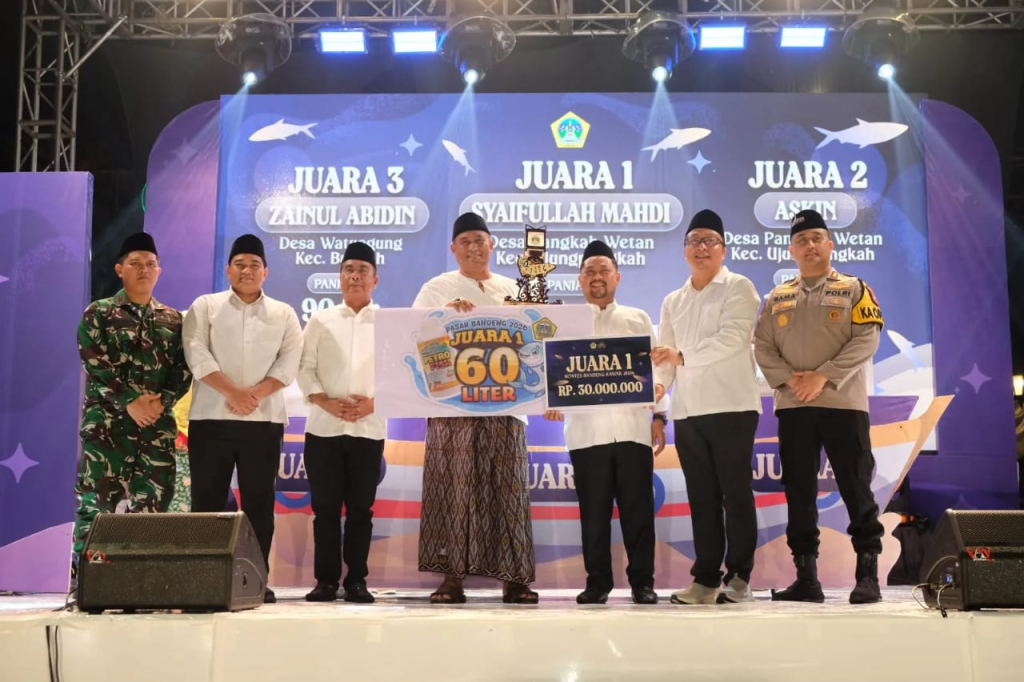 Bupati Gresik Ahmad Yani dan Wabub Gresik Asluchul Alif bersama forkopimda Gresik dengan Syaifullah Mahdi, petambak asal Desa Pangkahwetan, Kecamatan Ujungpangkah pemenang lelang bandeng 2026.