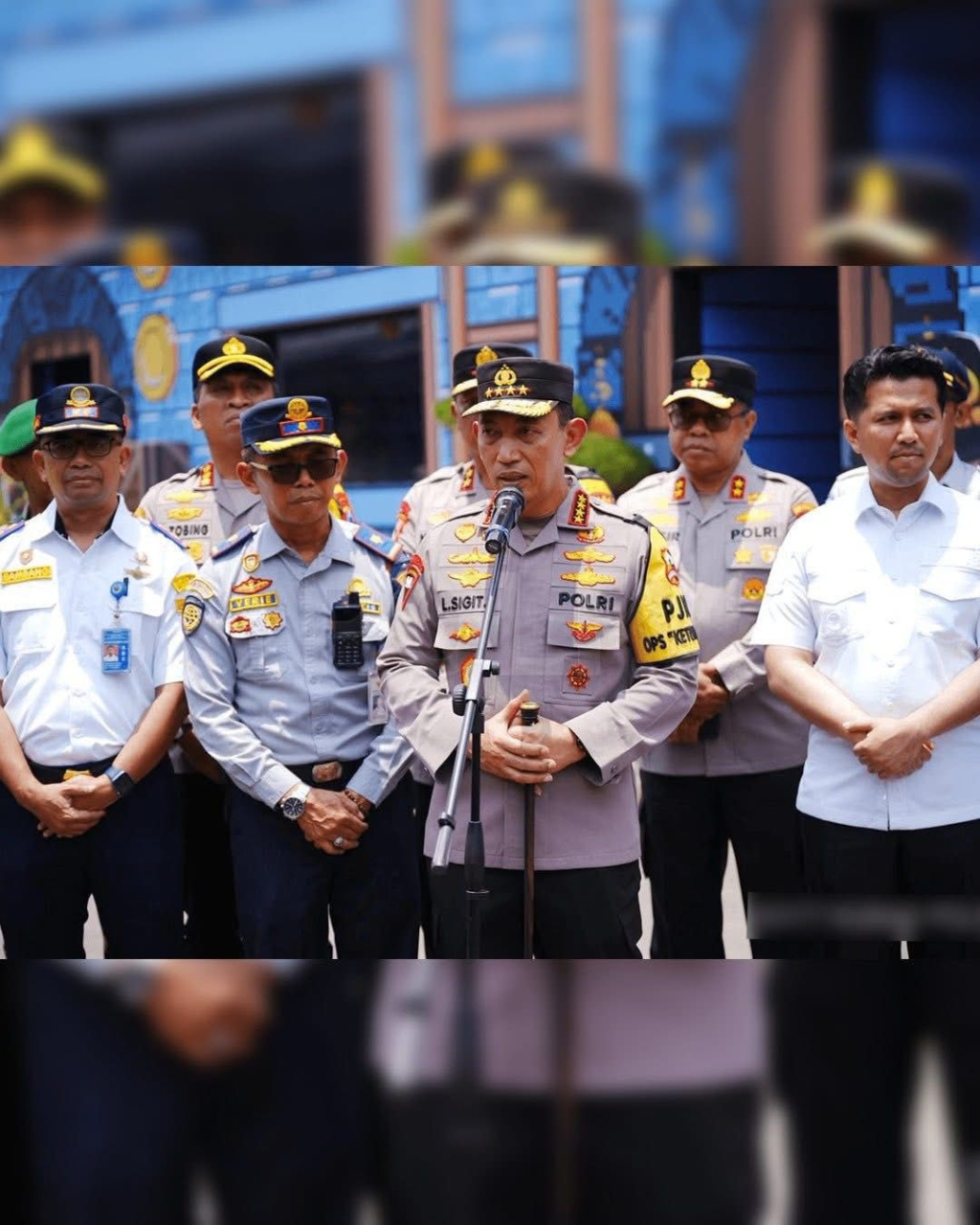 Kapolri didampingi Wagub Jatim saat memantau kesiapan mudik Lebaran di Terminal Purabaya.