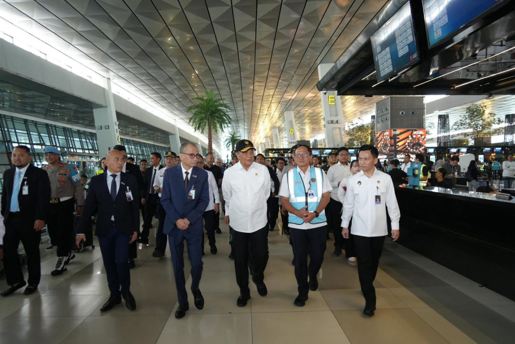 Menkopolkam tengah meninjau Bandara Soetta guna memastikan kesiapan Mudik Lebaran 2026.
