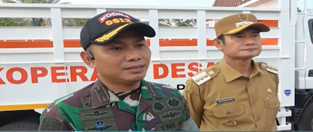 Letkol Inf Deni Surya Anggo Digdo, Dandim 0812 Lamongan, didampingi Bupati Lamongan, Yuhronur Efendi saat jumpa pers.