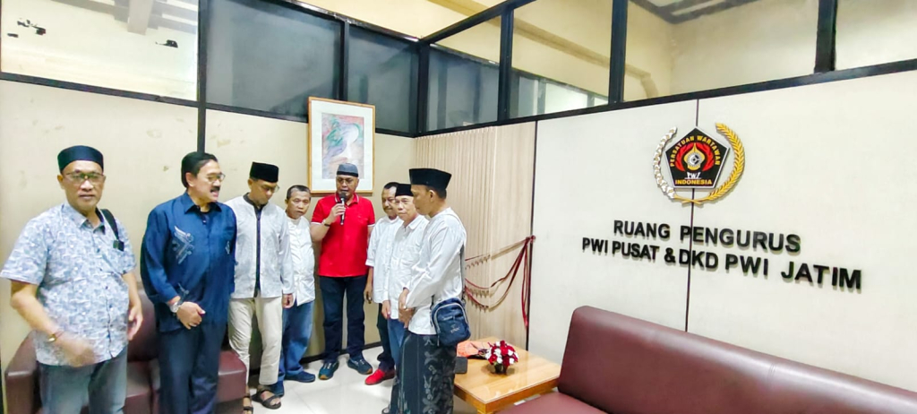 Suasana peresmian penggunaan ruang pengurus PWI Pusat dan Dewan Kehormatan (DK) PWI Jatim di Gedung PWI Jawa Timur.