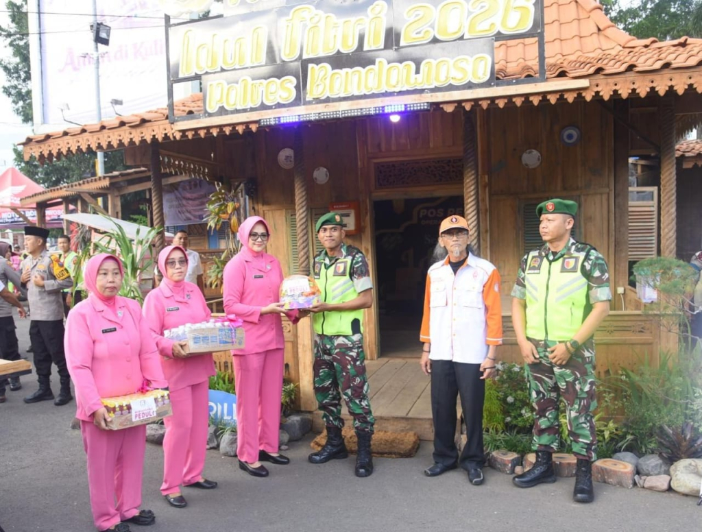 Ketua Bhayangkari Cabang Bondowoso, Ny. Cherly Aryo, serahkan bingkisan kepada petugas di Pos Pelayanan Operasi Ketupat Semeru 2026 sebagai bentuk dukungan moril.