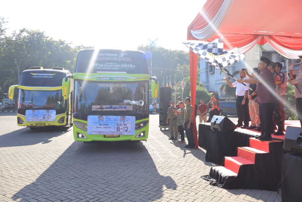Bupati Gresik Fandi Ahmad Yani memberangkatkan 15 Bus Program Mudik Gratis dari halaman Pemkab Gresik, Rabu (18/03/2026).