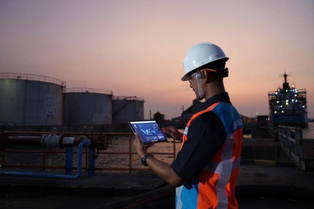 Seorang petugas dan staf  PT Pelindo Multi Terminal (SPMT), Subholding PT Pelabuhan Indonesia (Persero) tengah melakukan pemantauan dan pengecekan lapangan kesiapan infrastruktur terminal pelabuhan.