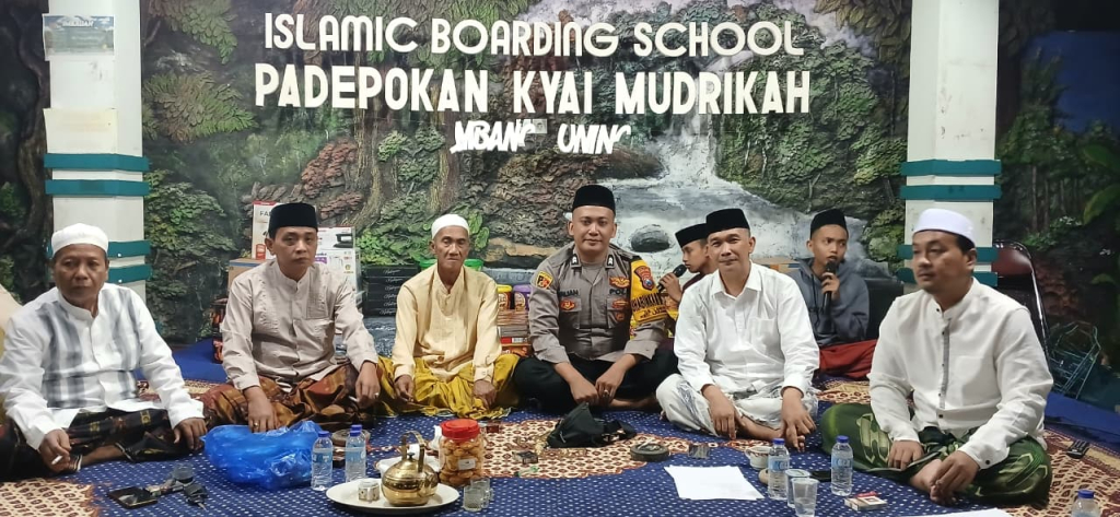 Direktur Utama IBS PKMKK, Achmad Muhlis bersama tokoh masyarakat dan aparatur negara.