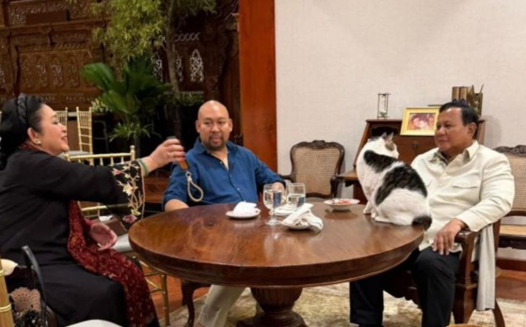 Momen foto kebersamaan keluarga, Presiden Prabowo Bersama Didit Prabowo dan Titiek Soeharto saat mengakhiri momen Ramadan 1447 H (Instagram/@prabowo/diolah dari B-Oneindonesia.com)