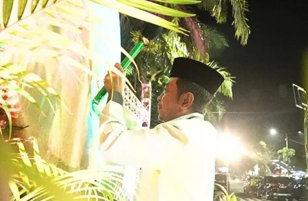 Bupati Bondowoso Abdul Hamid Wahid menabuh bedug saat Gema Takbir Idulfitri 1447 H di Masjid Agung At-Taqwa, Jumat (20/3/2026) malam.