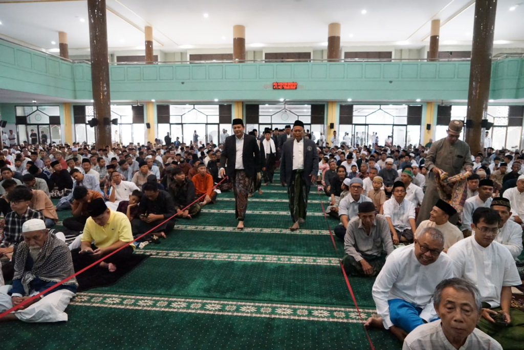 Bupati Sidoarjo, Subandi sedang memasuki Masjid Agung Sidoarjo guna menunaikan ibadah sholat Ied.