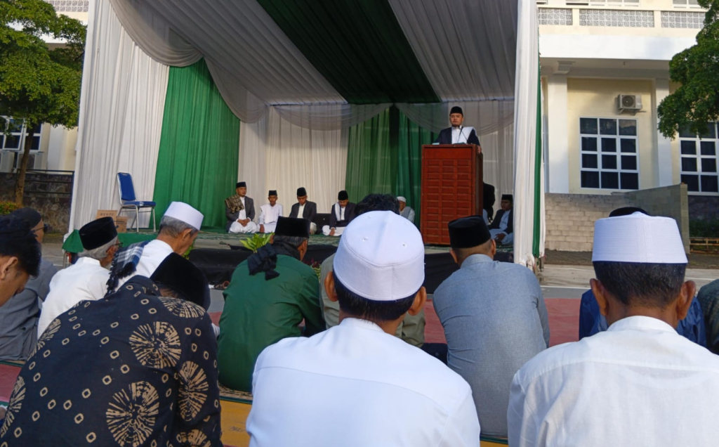 Khatib, Gus Ahmad Muhajir Kamil, mengajak umat Islam menjadikan Idulfitri sebagai momentum memperbaiki hati, mempererat ukhuwah, serta menghindari sikap ego yang kerap menjadi pemicu perpecahan.