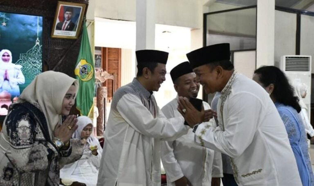 Bupati Bondowoso Abd. Hamid Wahid bersalaman dengan jajaran pejabat dan masyarakat dalam kegiatan Halal Bihalal di Pendopo Raden Bagus Assra, Sabtu (21/3/2026).