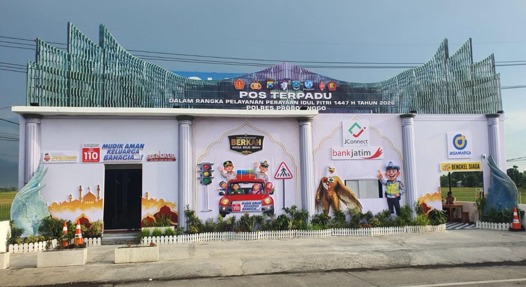 Bangunan Pos Terpadu Polres Probolinggo di Tol Kraksaan yang didesain mirip Ibu Kota Nusantara menjadi daya tarik pemudik.