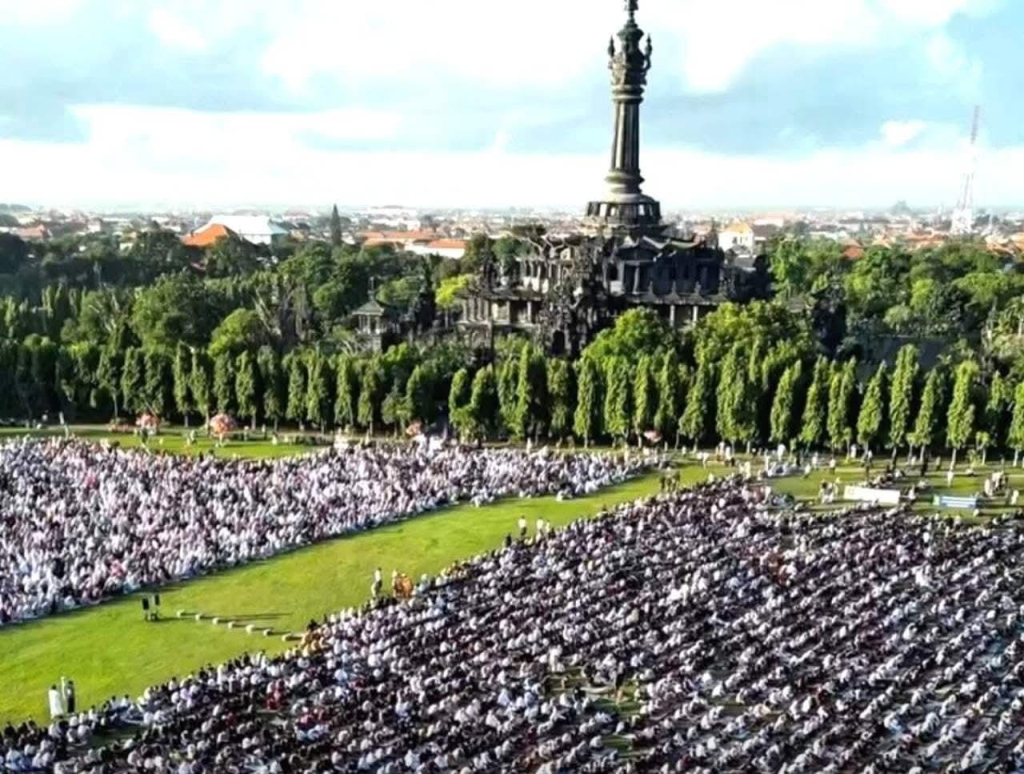 Ribuan warga Muhammadiyah menggelar salat Idul Fitri 1447 Hijriah di Lapangan Niti Mandala Renon, Denpasar, Bali, pada Jumat (20/3/2026) pagi. (Foto InBerita.com/diolah JatimUPdate.id)