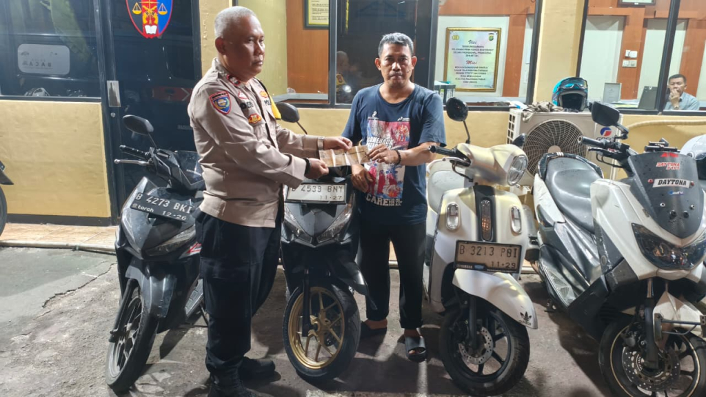 Warga menerima kendaraannya yang sesaat sebelum lebaran dititipkan.