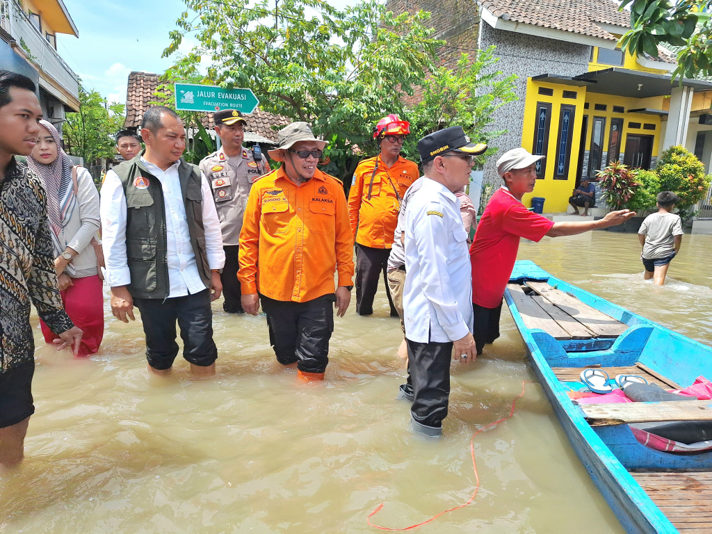 Kalaksa BPBD Jatim Gatot Soebroto dengan langsung melakukan peninjauan banjir di Kabupaten Pasuruan, tepatnya di Dusun Balongrejo, Desa Kedungringin, Kecamatan Beji.