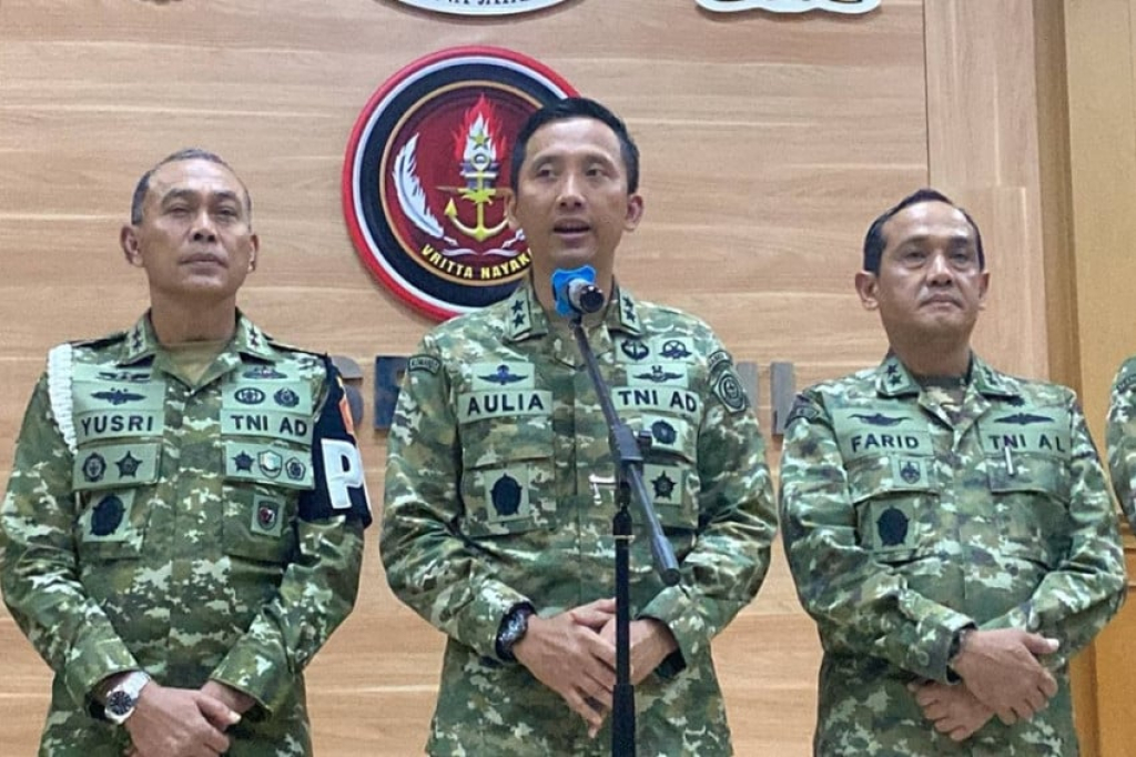 Kepala Pusat Penerangan (Kapuspen) TNI, Aulia Dwi Nasrullah didampingi sejumlah perwira tinggi TNI terkait melakukan jumpa pers.