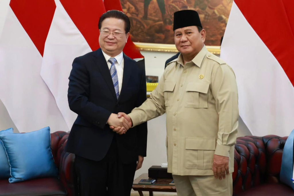 Presiden RI Ke-8, Prabowo Subianto menjabat tangan Minister of State Security (MSS) Republik Rakyat Tiongkok (RRT), Chen Yi Xin, di Istana Negara, Jakarta, pada Jumat (27/03/2026)
