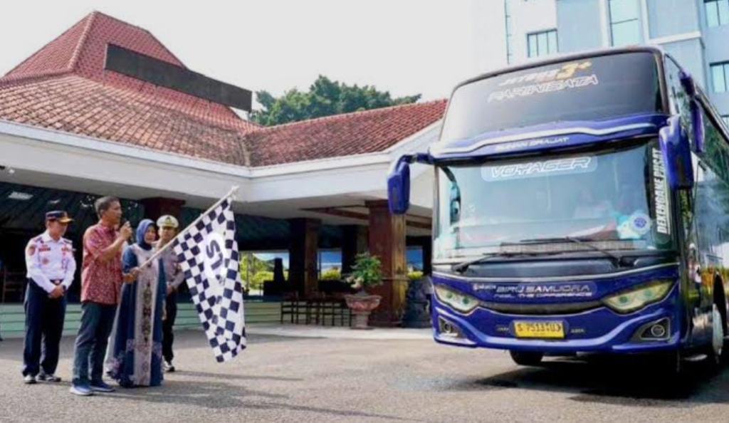 Bupati Bojonegoro Setyo Wahono didampingi Wabub Nurul Azizah, Kadishub Kab. Bojonegoro, serta perwakilan Satlantas juga Jasa Raharja, melepas rombongan pemudik balik pulang, Selasa (24/3/2026)