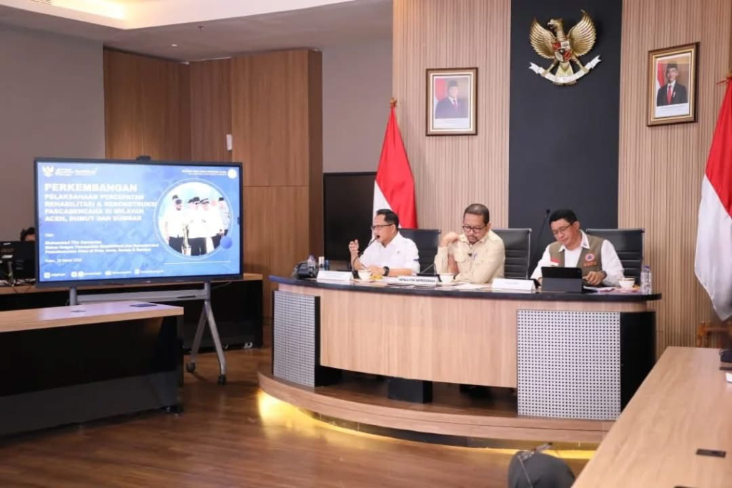 Menteri Dalam Negeri Tito Karnavian bersama Qodari dan Kepala BNPB melakukan rapat koordinasi dalam mengupayakan adanya proses percepatan pemulihan dampak bencana hidrometeorologi di wilayah Sumatera.