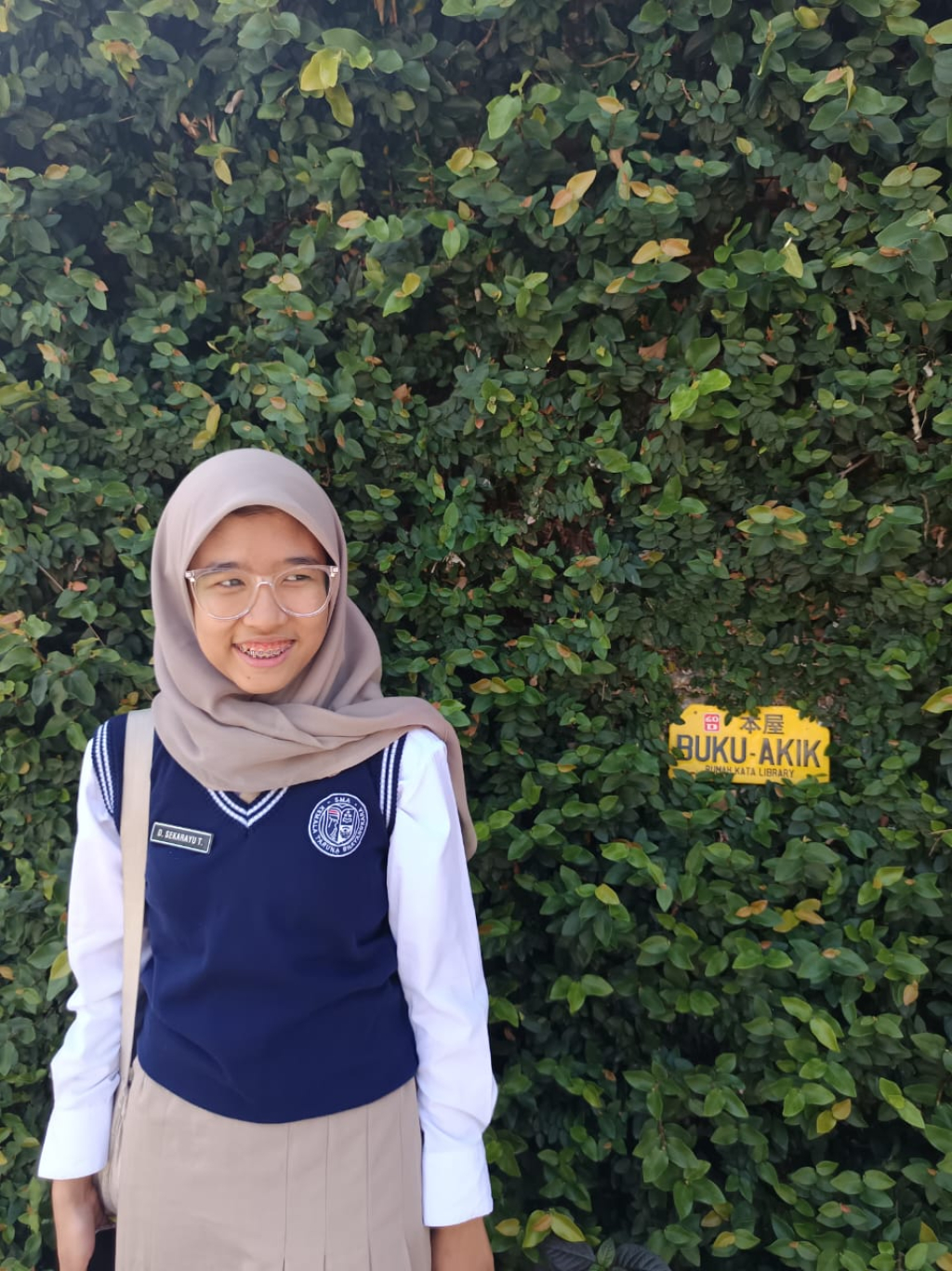 Dewi Sekarayu Tjandawulan, Siswa Kelas X SMA Kemala Taruna Bhayangkara.